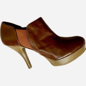 Kenneth Cole Unlisted, File Away High Heel Shootie - Size 7.5 Med - Cognac color